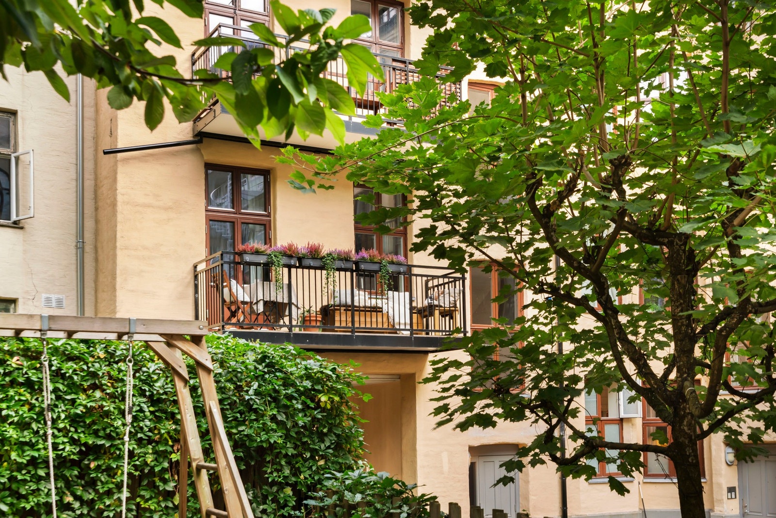 Hyggelig og frodig bakgårdsmiljø, gjør boligen også barnevennlig. Herfra er det kort vei til Grünerløkka skole og flere gode barnehager. Galleribilde