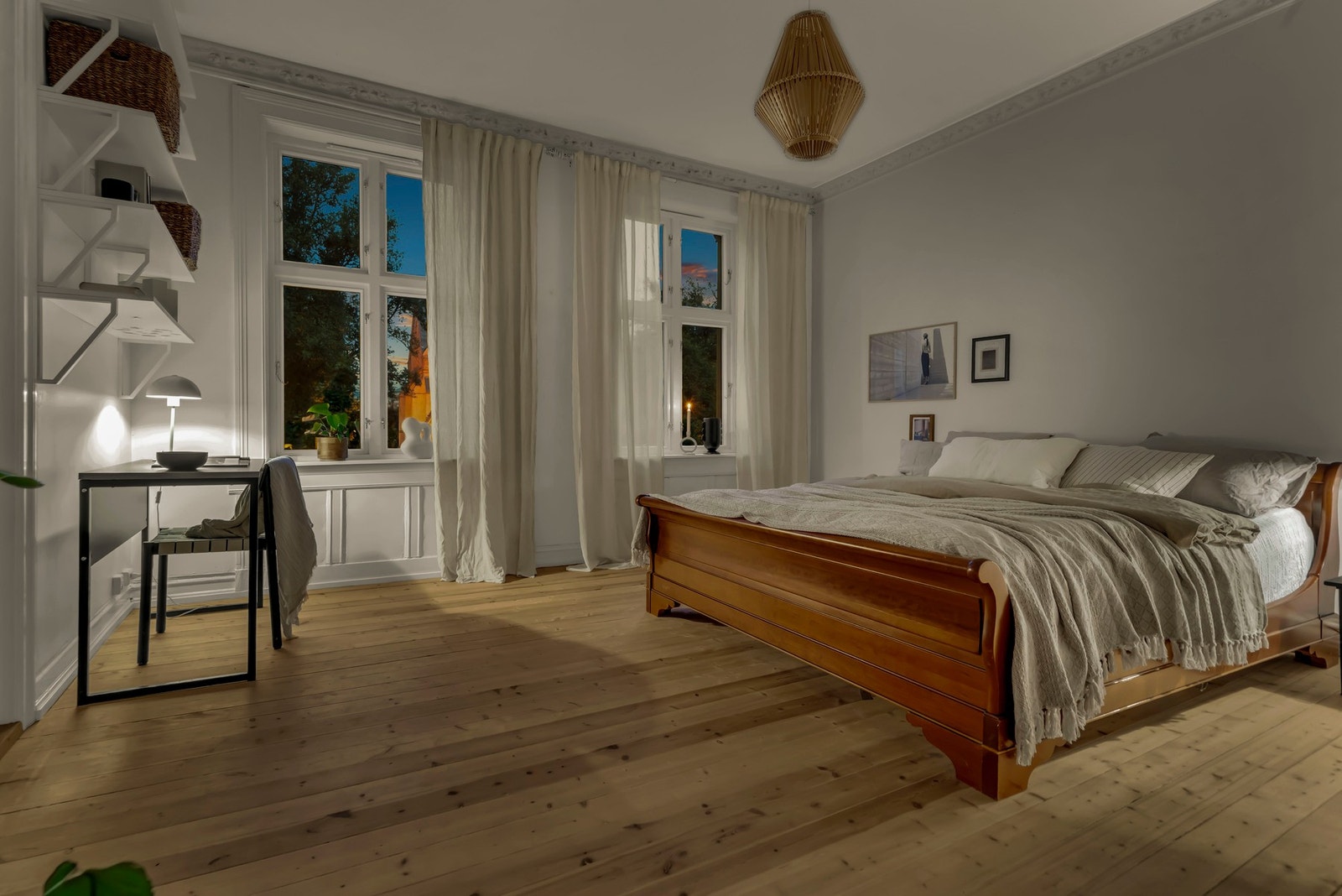 Hovedsoverommet er meget romslig og gir god plass til stor dobbeltseng, nattbord, oppbevaringsmøbler og hjemmekontor. Galleribilde