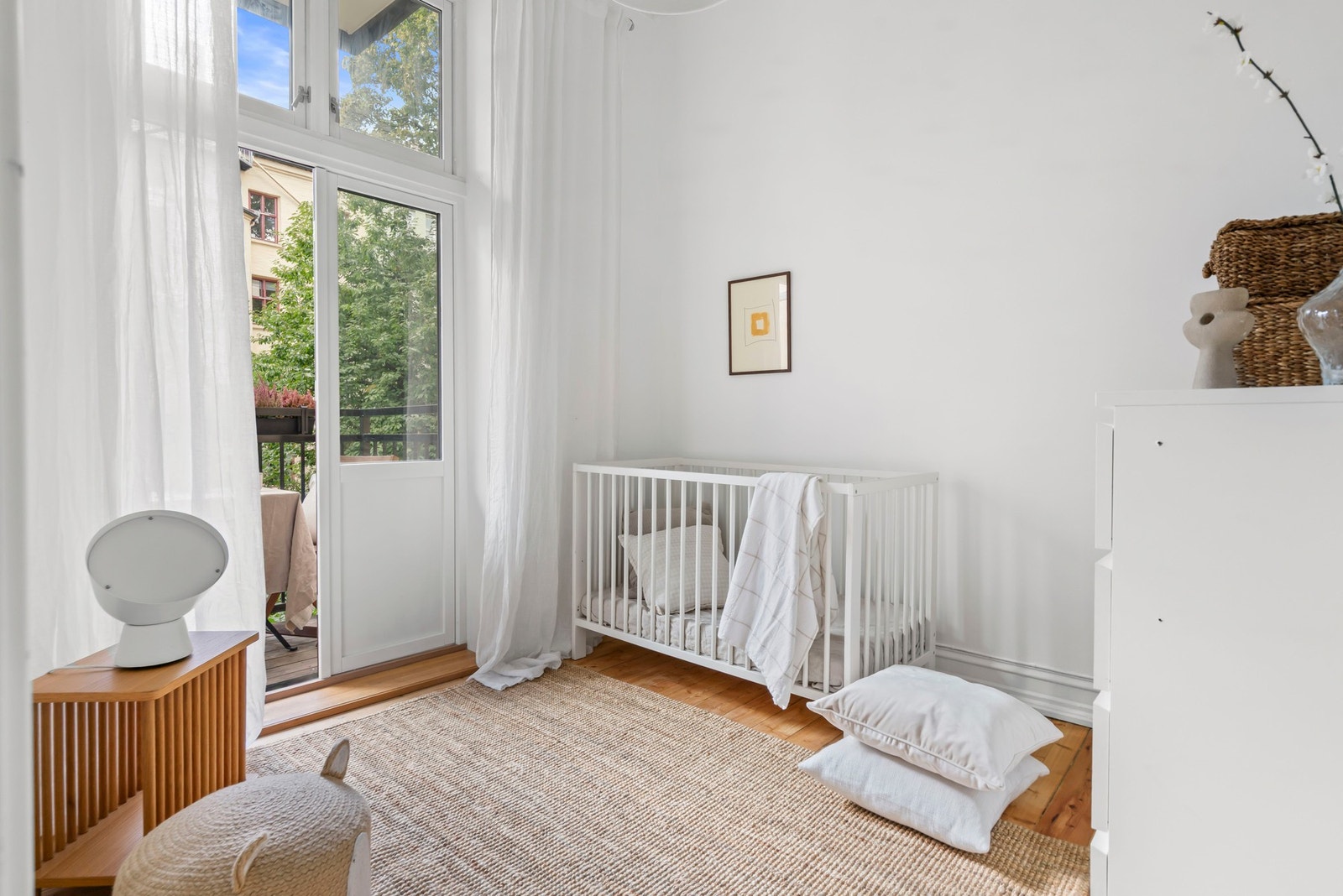 Hyggelig soverom 2 med utgang til balkongen. Galleribilde