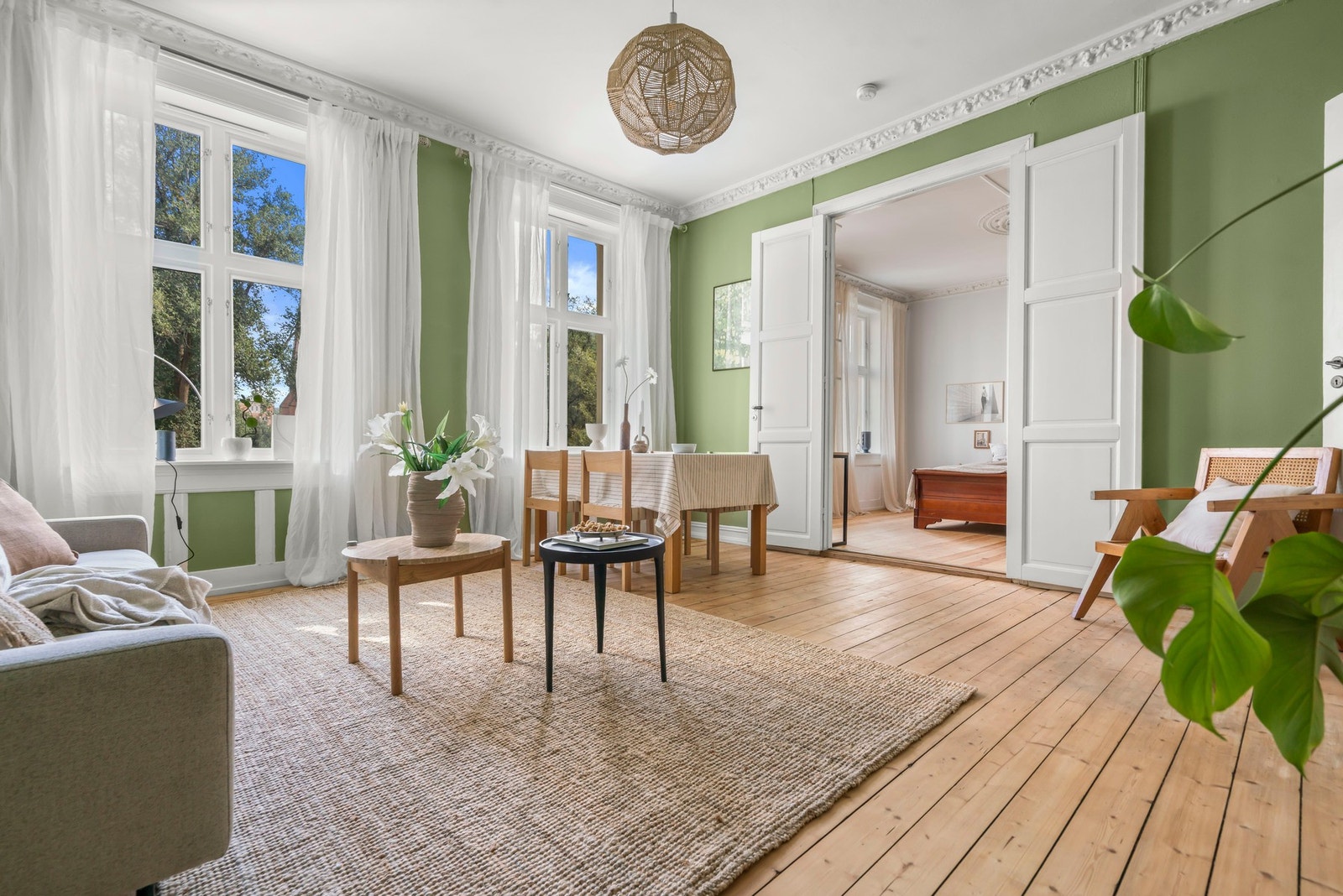 Leiligheten har flotte klassiske elementer og langsgående rom. Galleribilde