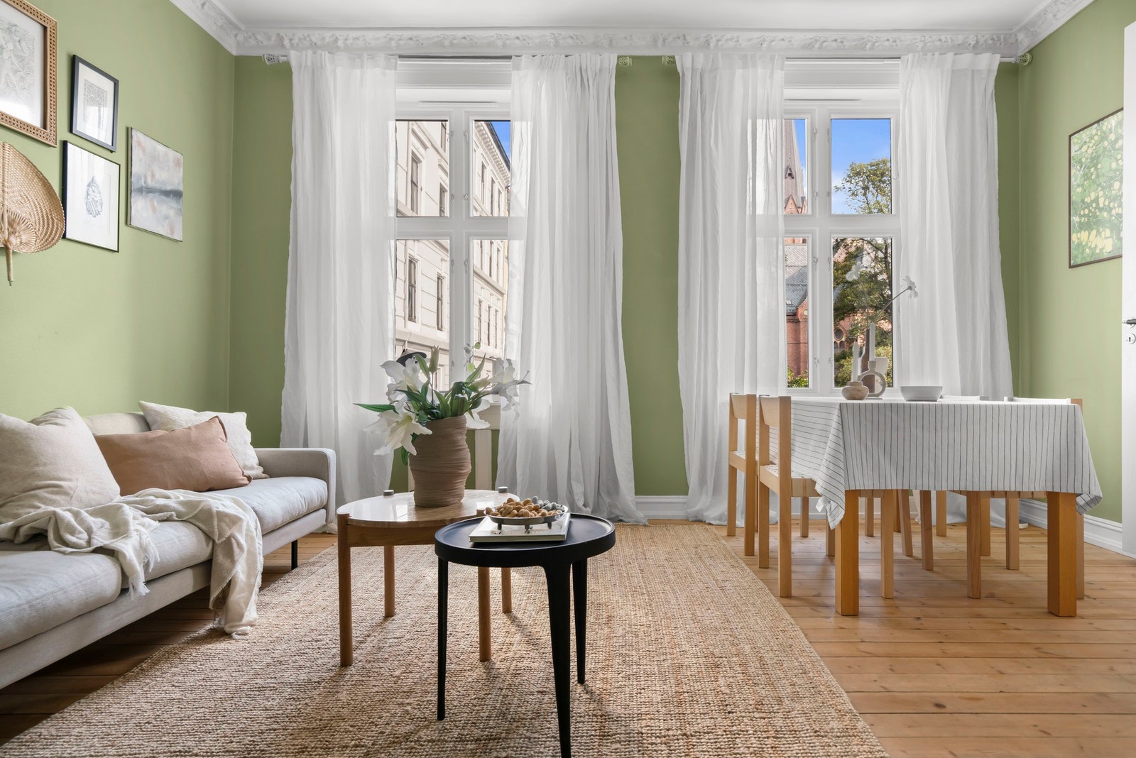 Langstrakte klassiske vinduer gir rikelig med naturlig lys. Galleribilde