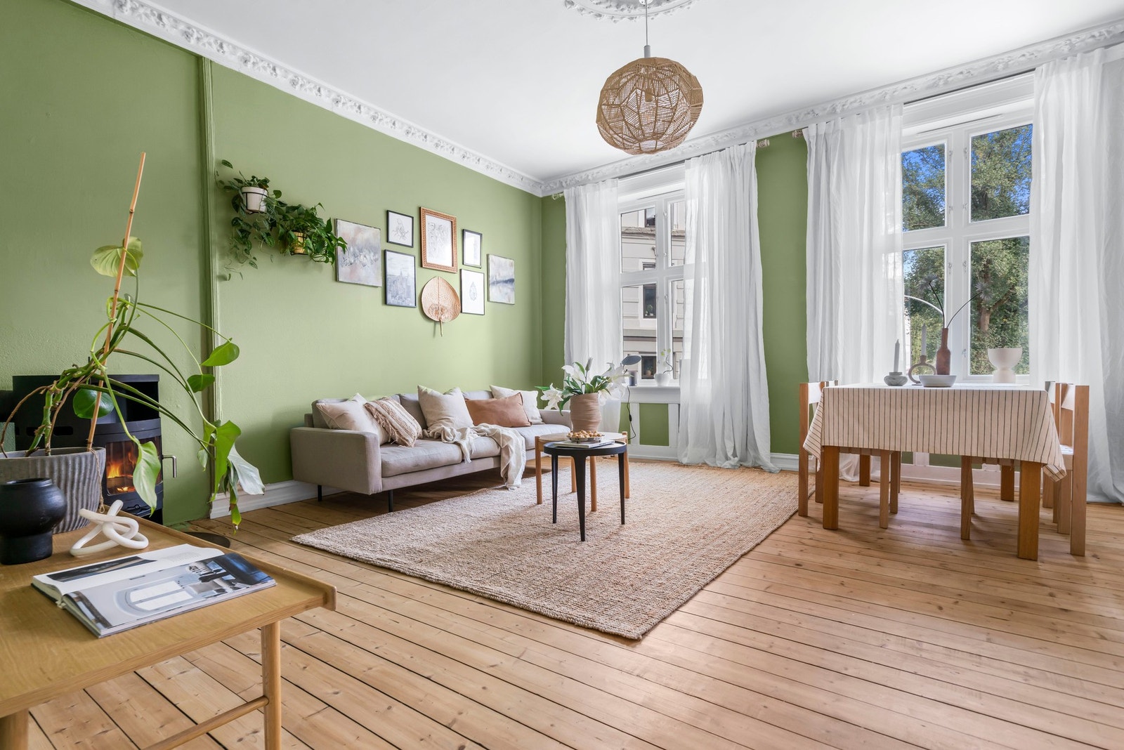 Stuen kan enkelt innredes med sofagruppe, spisebord og oppbevaringsmøbler. Galleribilde