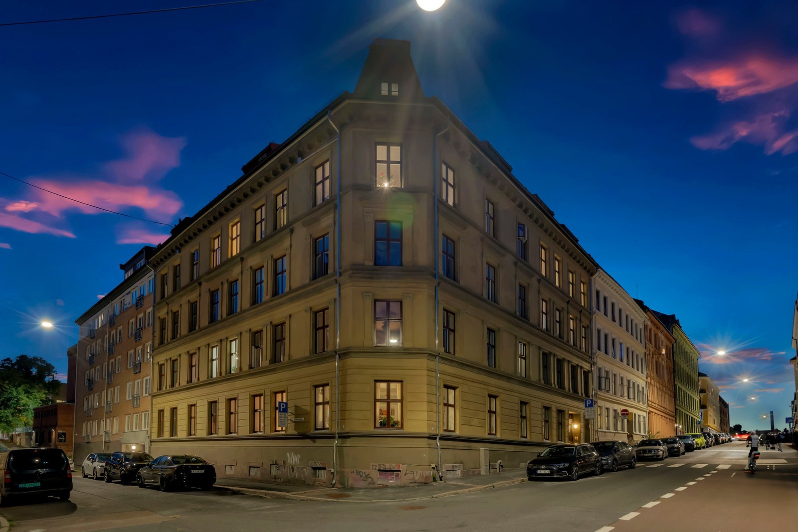 Flott klassisk hjørne gård beliggende vis a vis flotte Paulus kirke. Nylig bytte av vinduer, vedlikehold og oppussing av fasade. Galleribilde