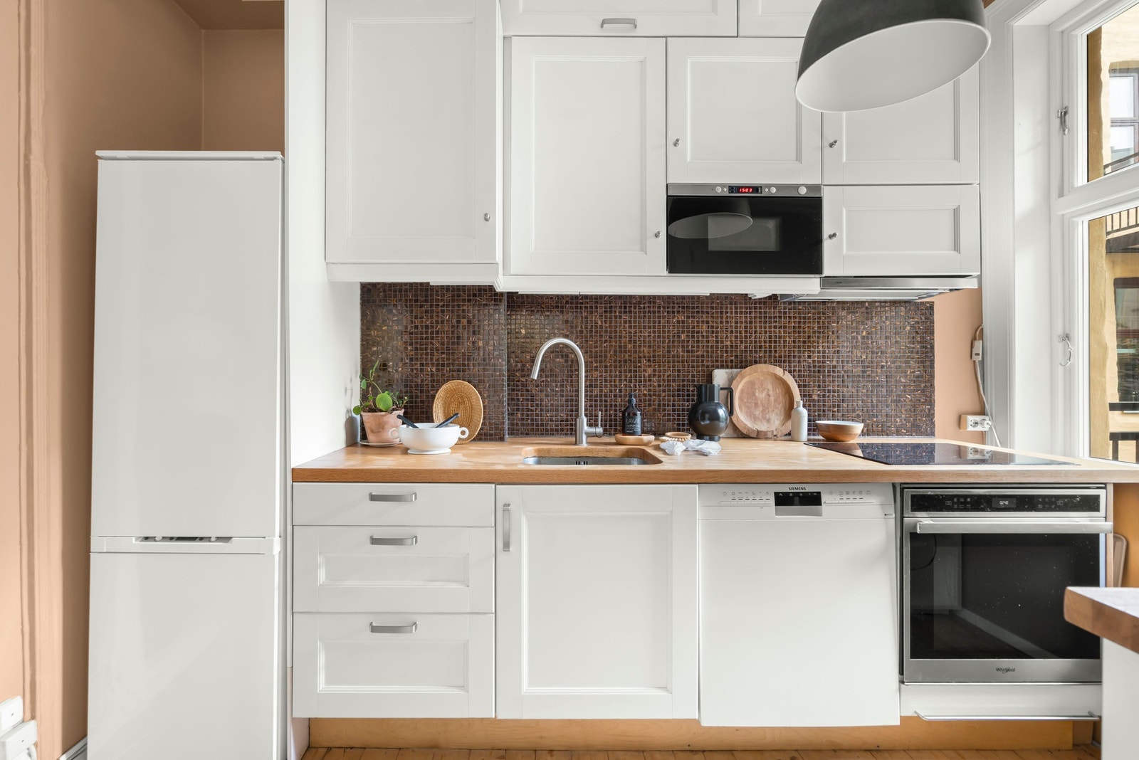 kjøkken kan by på gode oppbevaringsmuligheter i skuffer og skap. Galleribilde