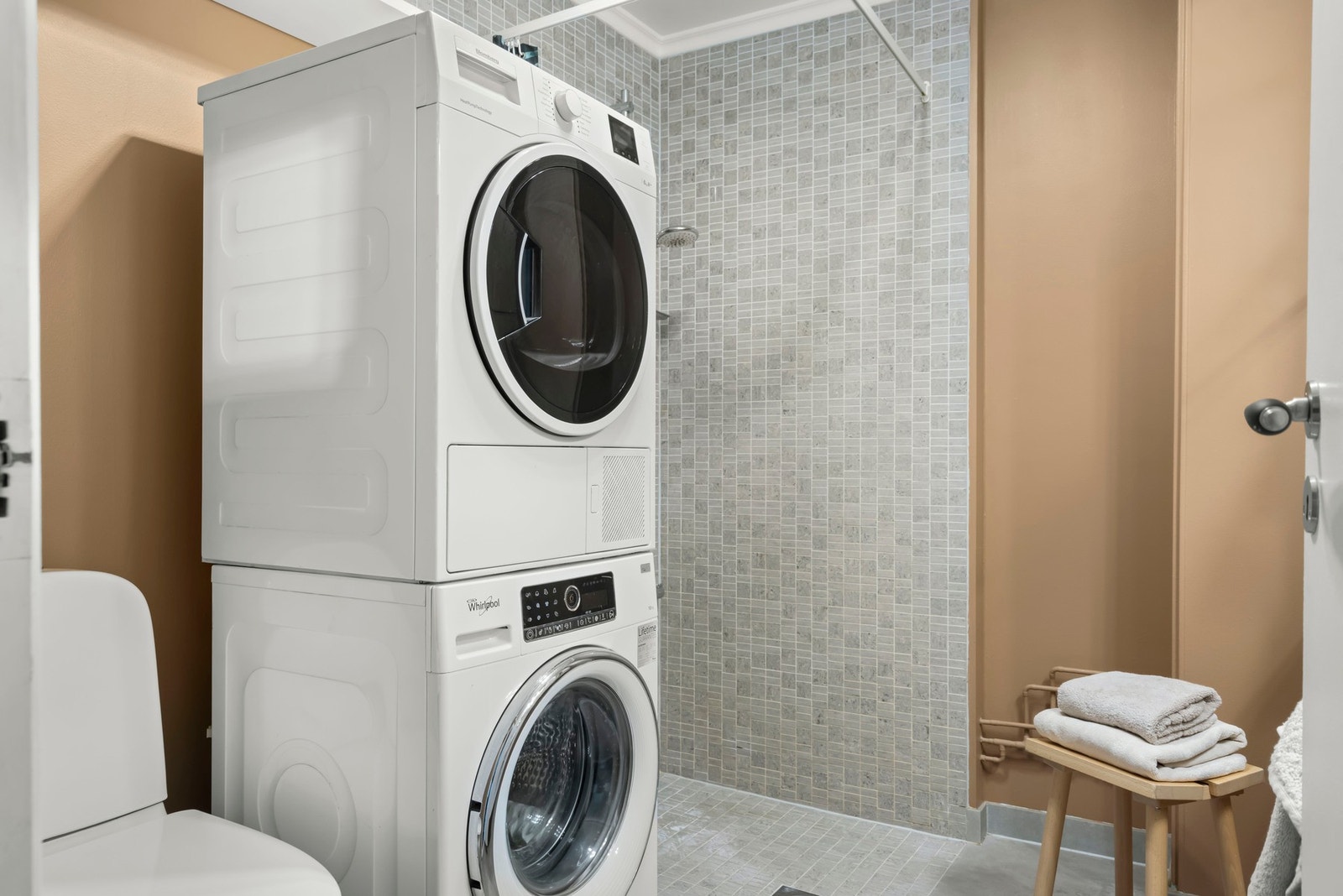 Opplegg og plass for vaskesøyle med vaskemaskin og tørketrommel. Galleribilde