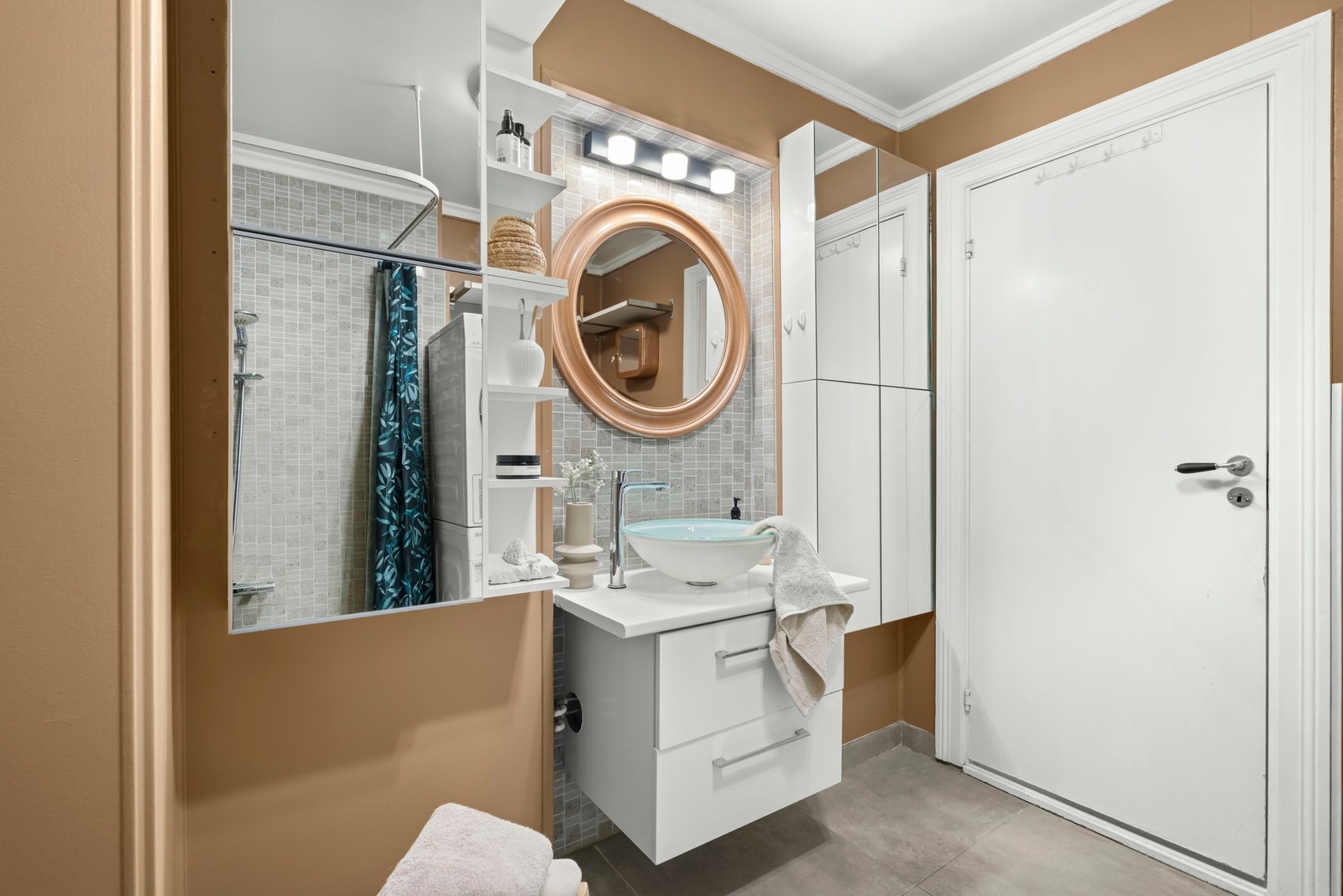 Stort baderom med gode oppbevaringsmuligheter. Galleribilde