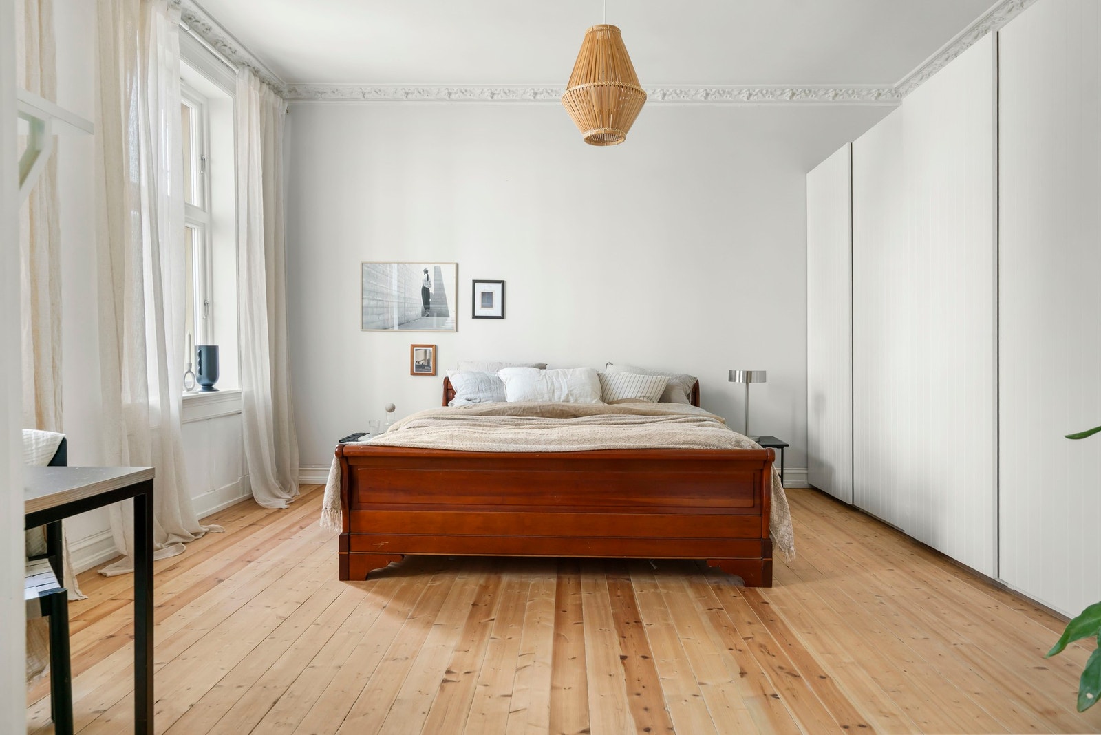 Rikelig med oppbevaringsplass i stor, fastmontert skyvedørsgarderobe. Galleribilde