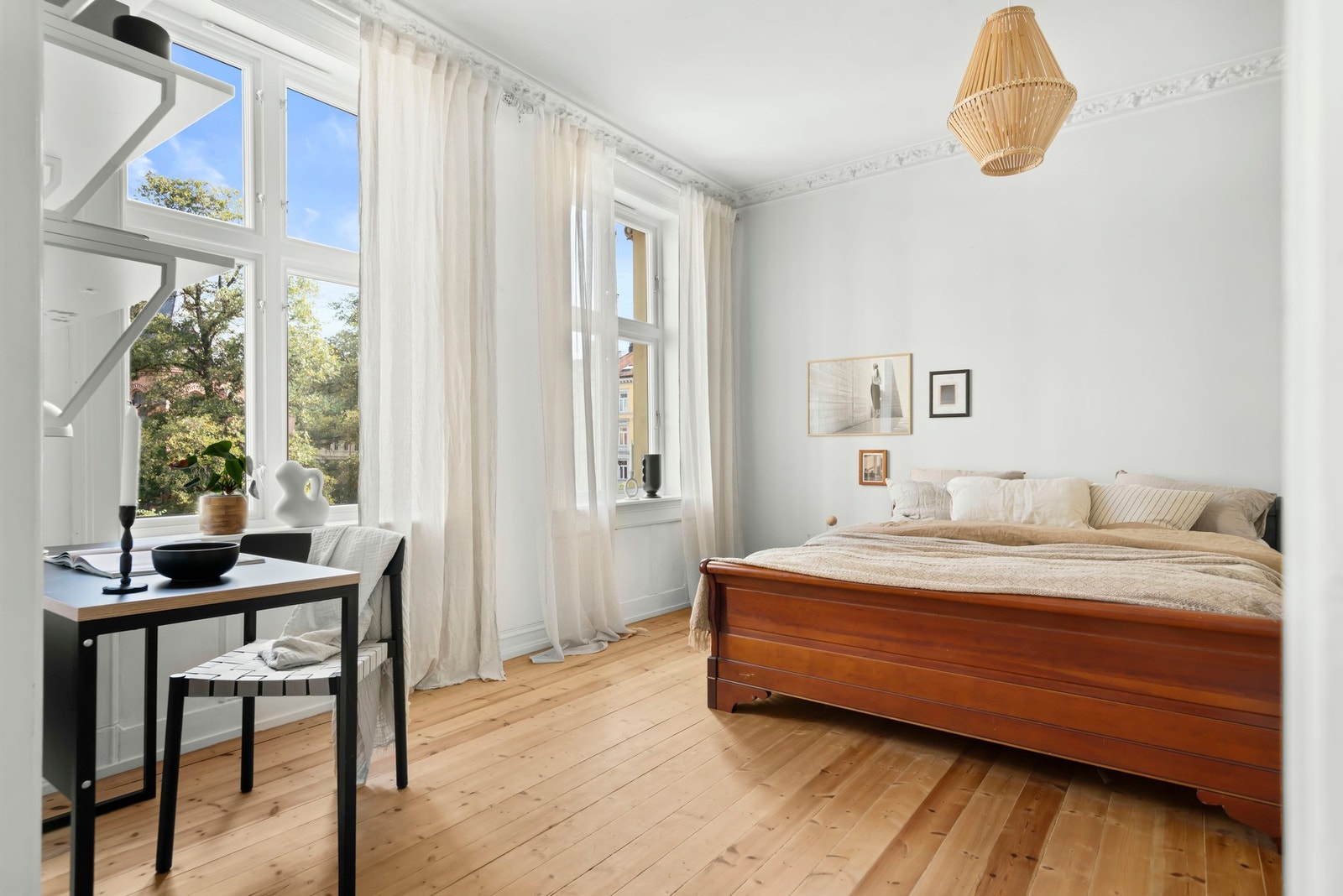 Om ønskelig kan også rommet benyttes som en stor hyggelig spisestue. Galleribilde