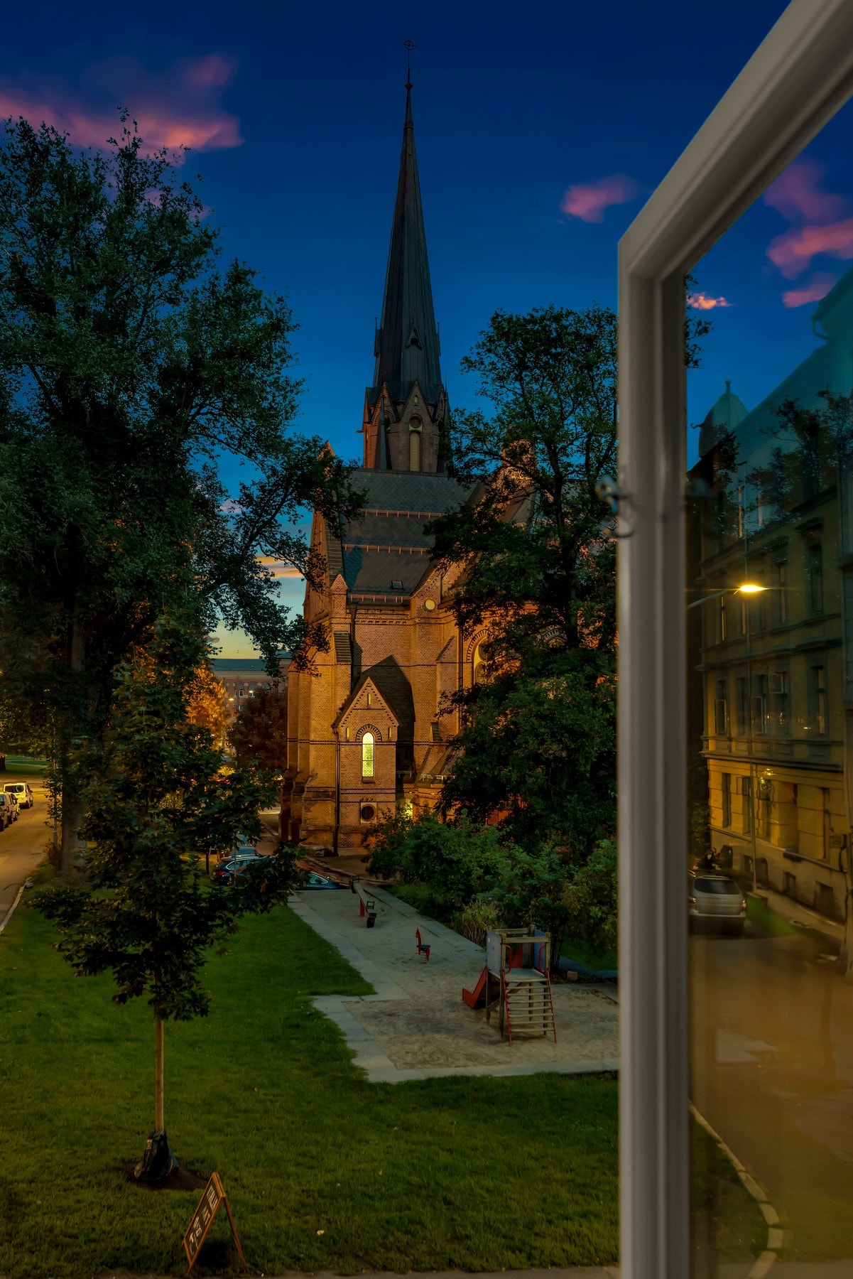 Fra stuen og hovedsoverommet har man flott utsyn mot Paulus kirke, som er nydelig opplyst på kveldstid. Galleribilde