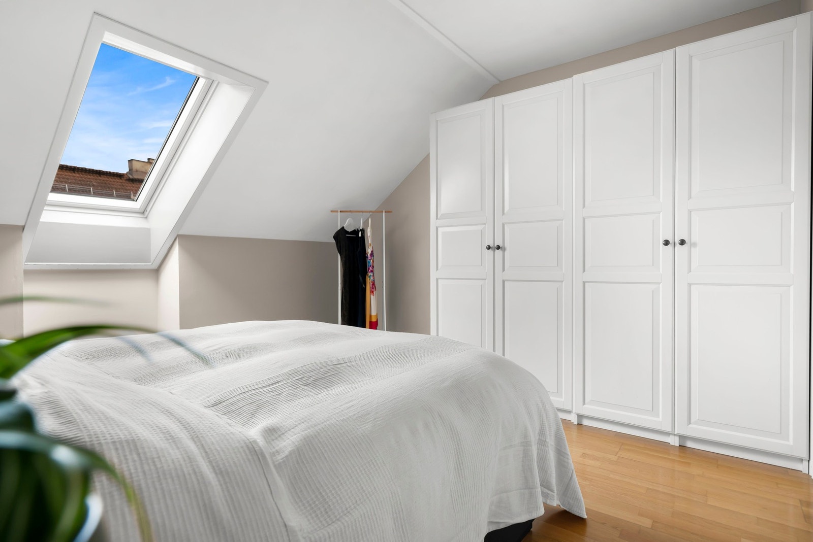 Det medfølger stort garderobeskap på hovedsoverom. Galleribilde
