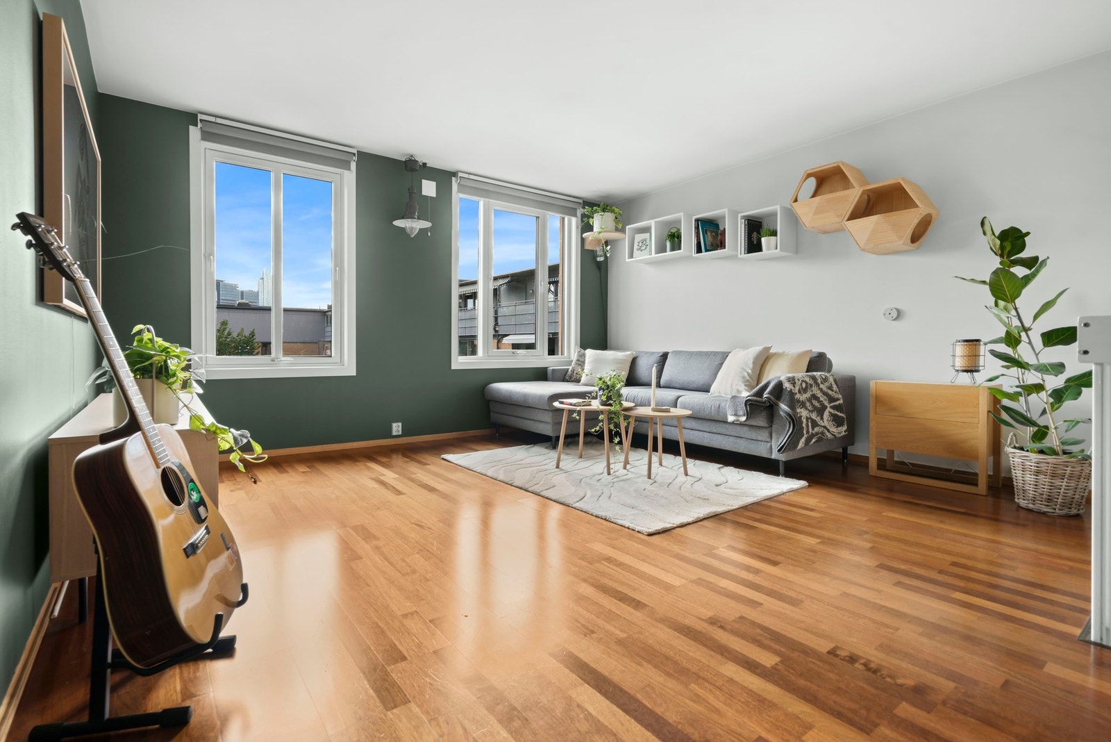 På øverste plan finner du romslig stue som vender inn mot bakgården. Galleribilde