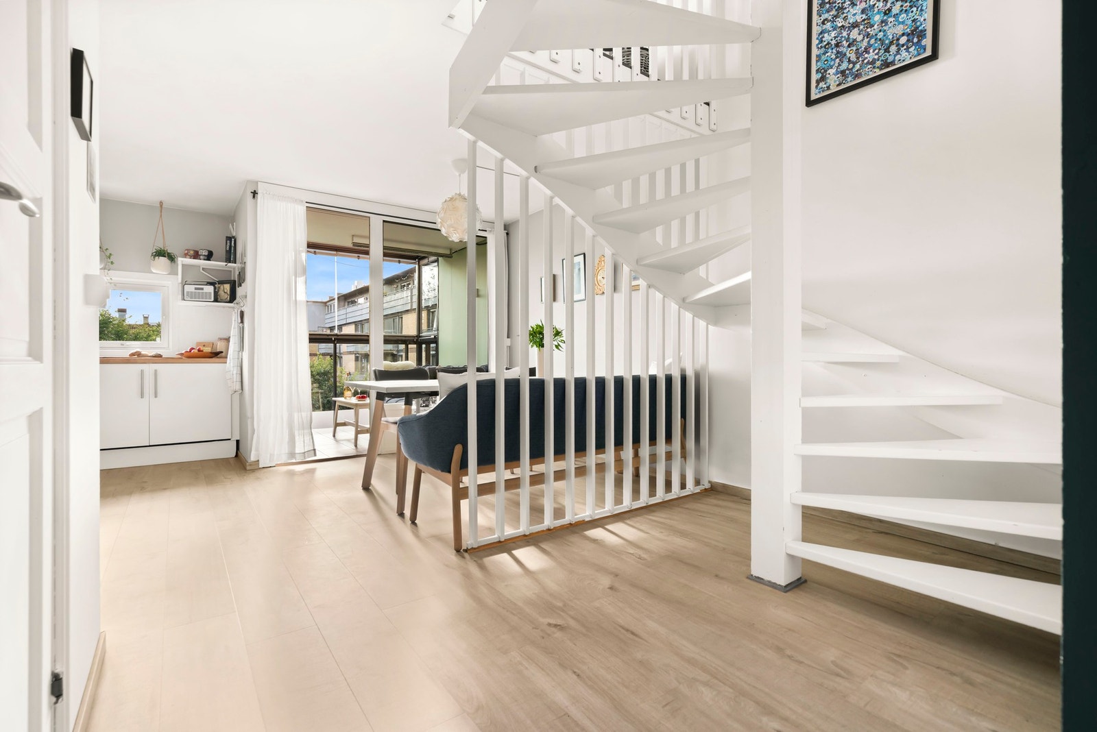 I nedre del av leiligheten har man kjøkken med egen sone for spisestue. Galleribilde