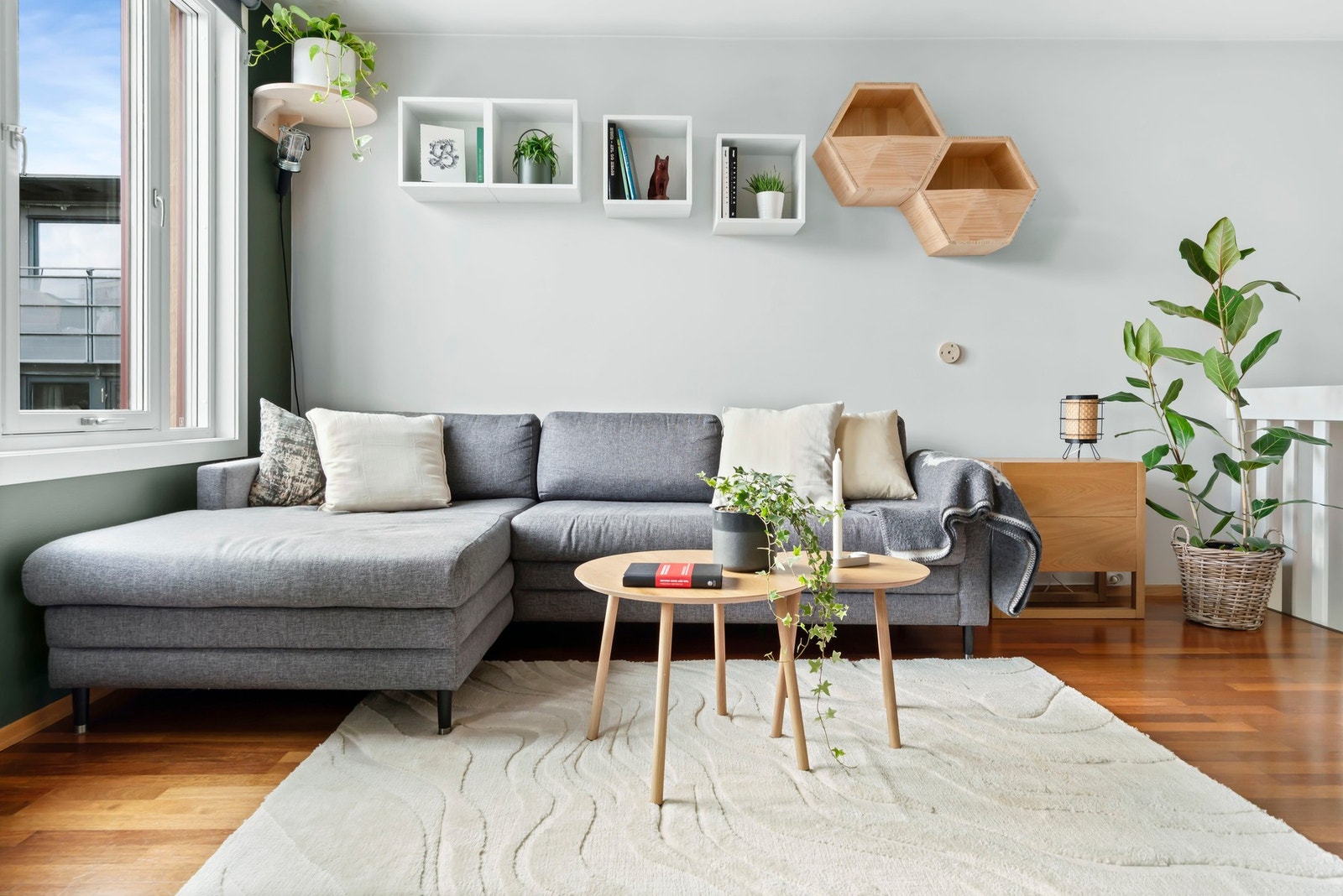 Vinduer med 3-lags isolerglass fra 2023 på stue. Galleribilde