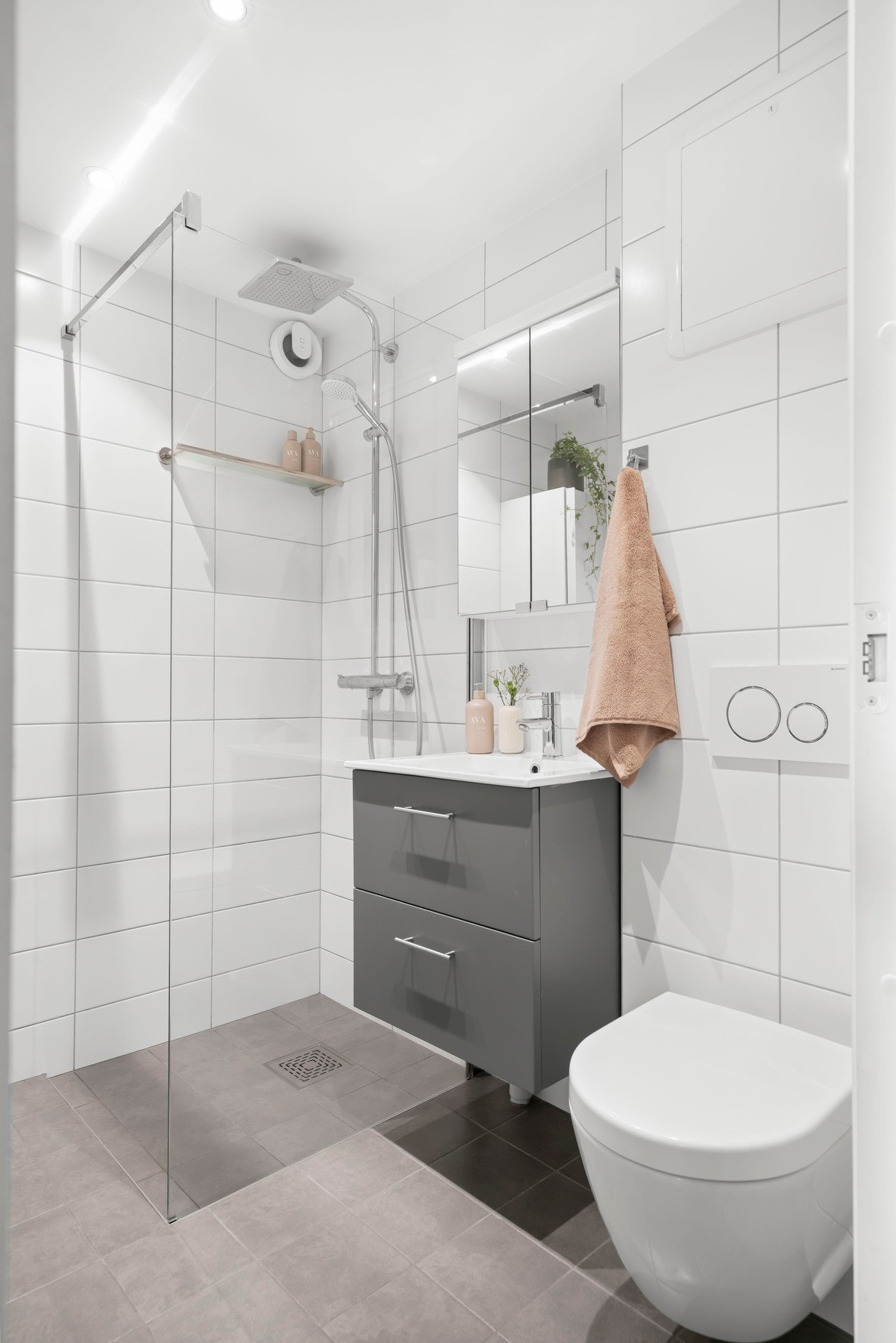 Badet er helfliset og har varmekabler. Galleribilde