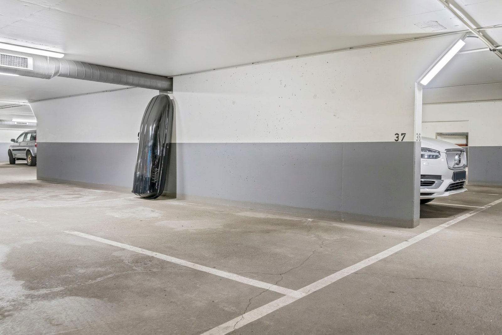 Det medfølger bruksrett til en garasjeplass i Heimdalsgata 36 (adkomst via bakgård). Mulighet for etablering av elbil-lader. Galleribilde