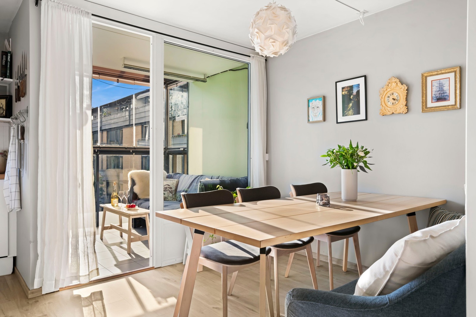 Stort vindu og balkongdør slipper inn godt med naturlig lys. Nytt vindu og balkongdør i 2020. Galleribilde