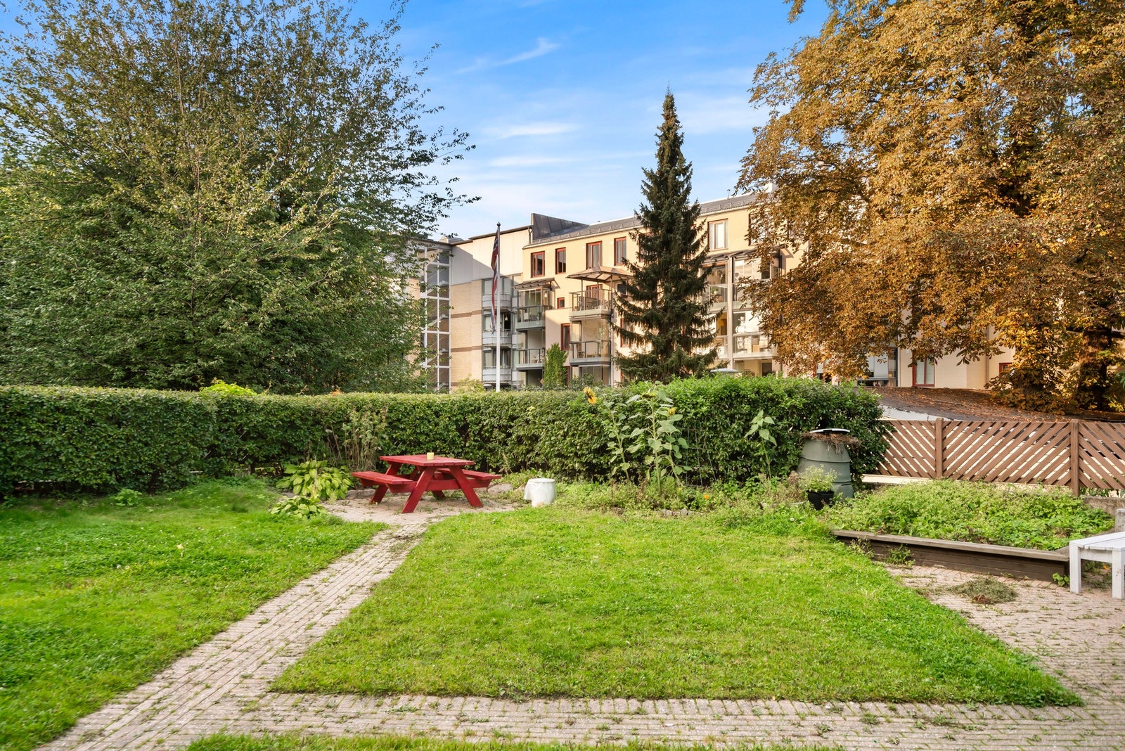 Borettslaget har felles sykkelrom, badstue, vaskerom, festlokale og hybel for utleie til beboere. Galleribilde