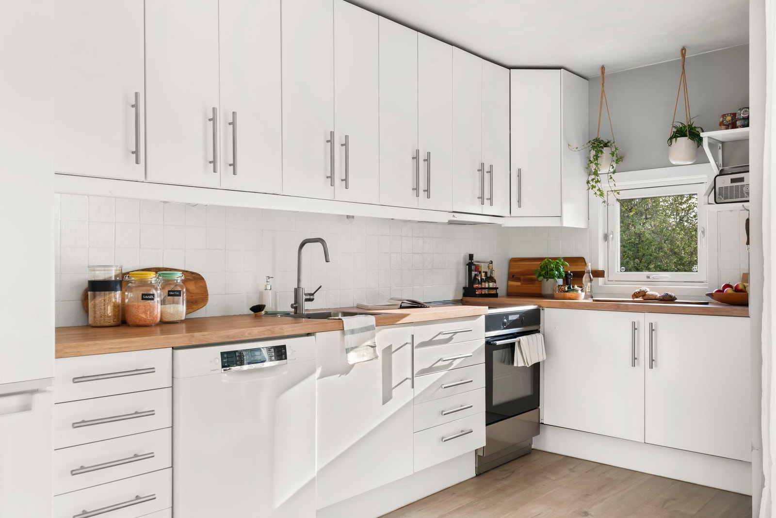 Fastkarmvindu på kjøkkenet med 3-lags isolerglass fra 2020 Galleribilde