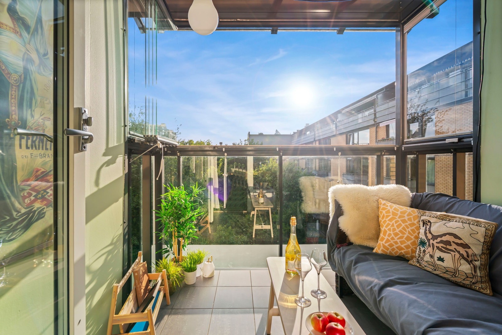 Luftig balkong på 5 kvm med flott utsikt og varmekabler i gulvet. Galleribilde