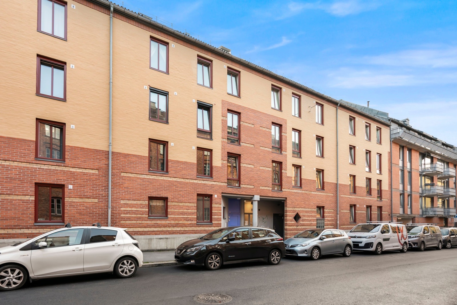 Beboerparkering i gaten. Galleribilde