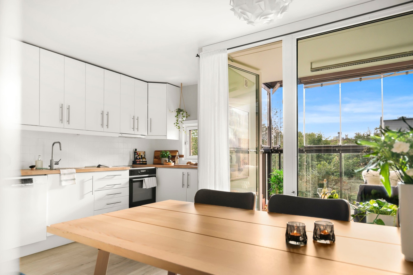 Ikea kjøkken oppgradert i 2020 med nye fronter, benkeplater, oppvaskkum og blandebatteri. Galleribilde