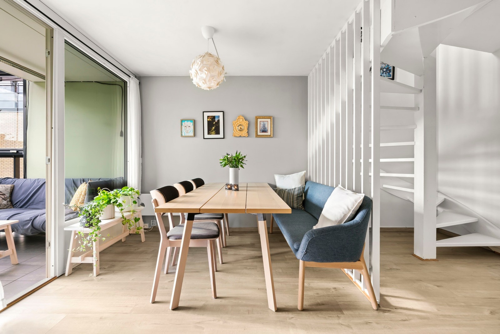 Laminatgulv fra 2023 i alle rom i nedre plan (4.etasje). Galleribilde