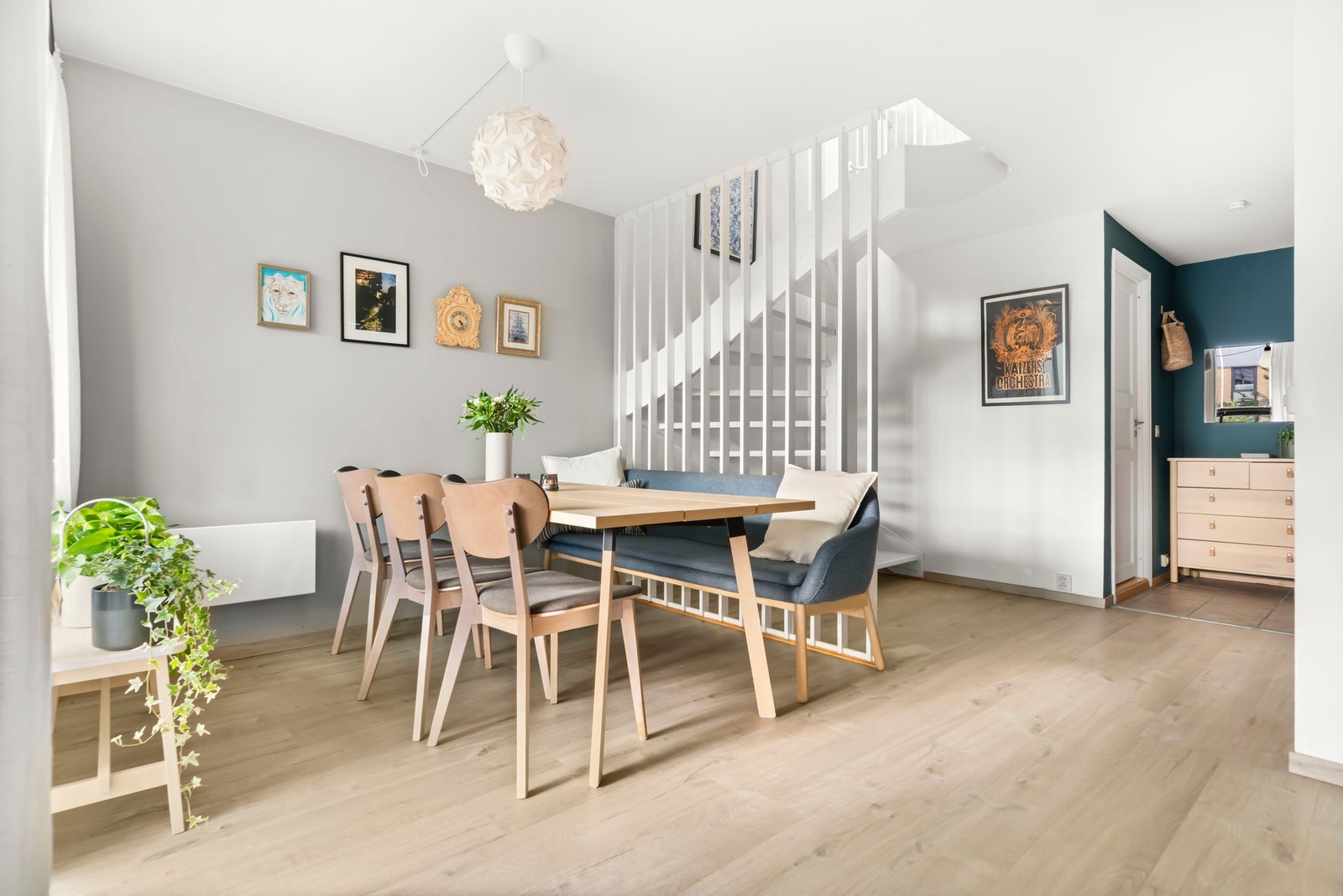 Velkommen til Herslebs gate 37 - en innbydende 3-roms toppleilighet over to plan med både garasjeplass og balkong! Galleribilde