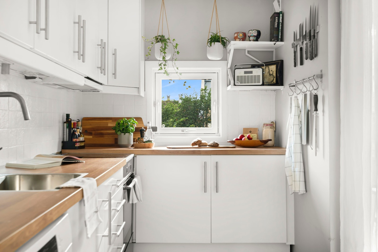 Kjøkkenvindu med utsikt mot bakgården. Galleribilde