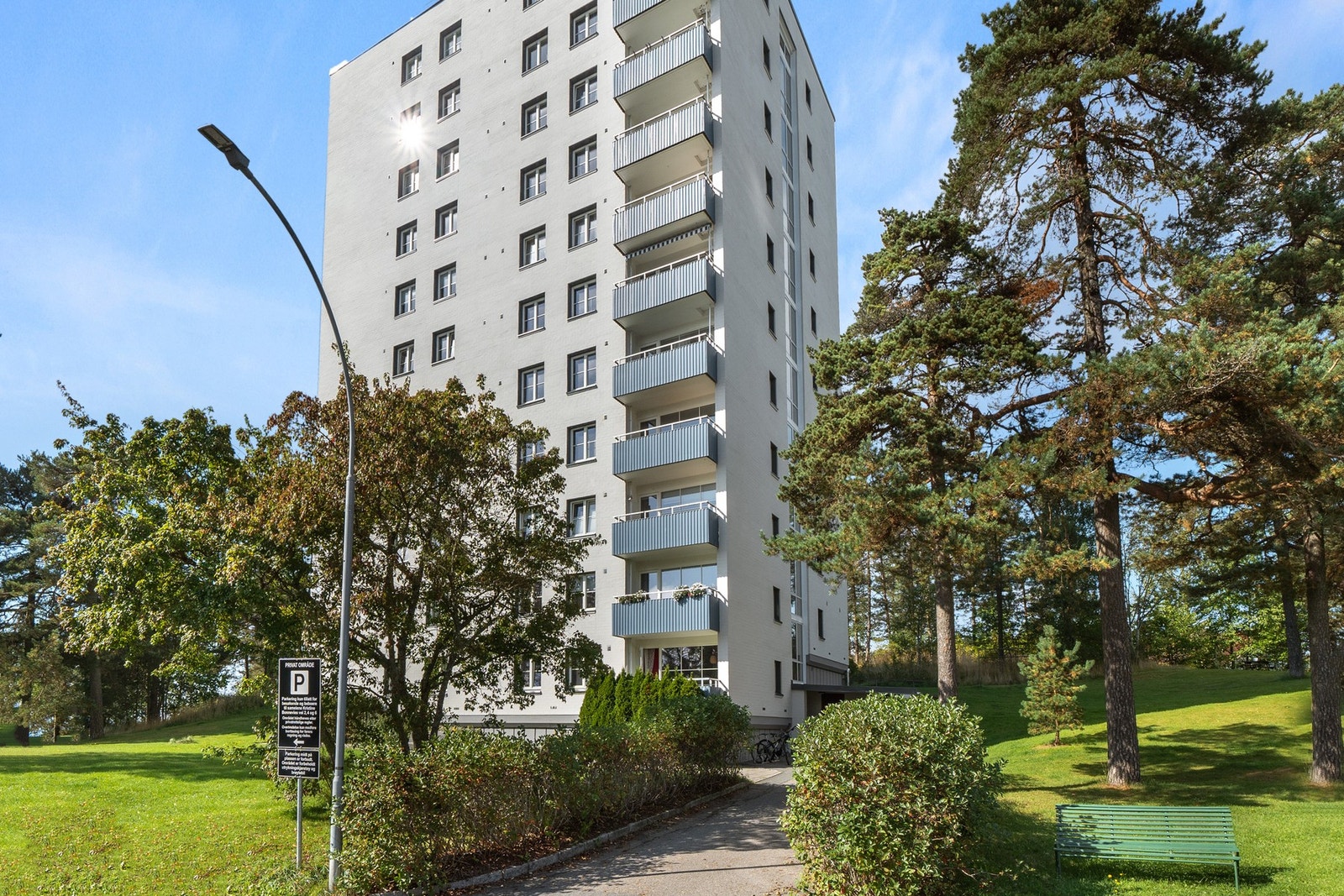 Leiligheten ligger like ved marka, øverst på Tonsenhagen med kort vei til buss og dagligvarehandelen Galleribilde