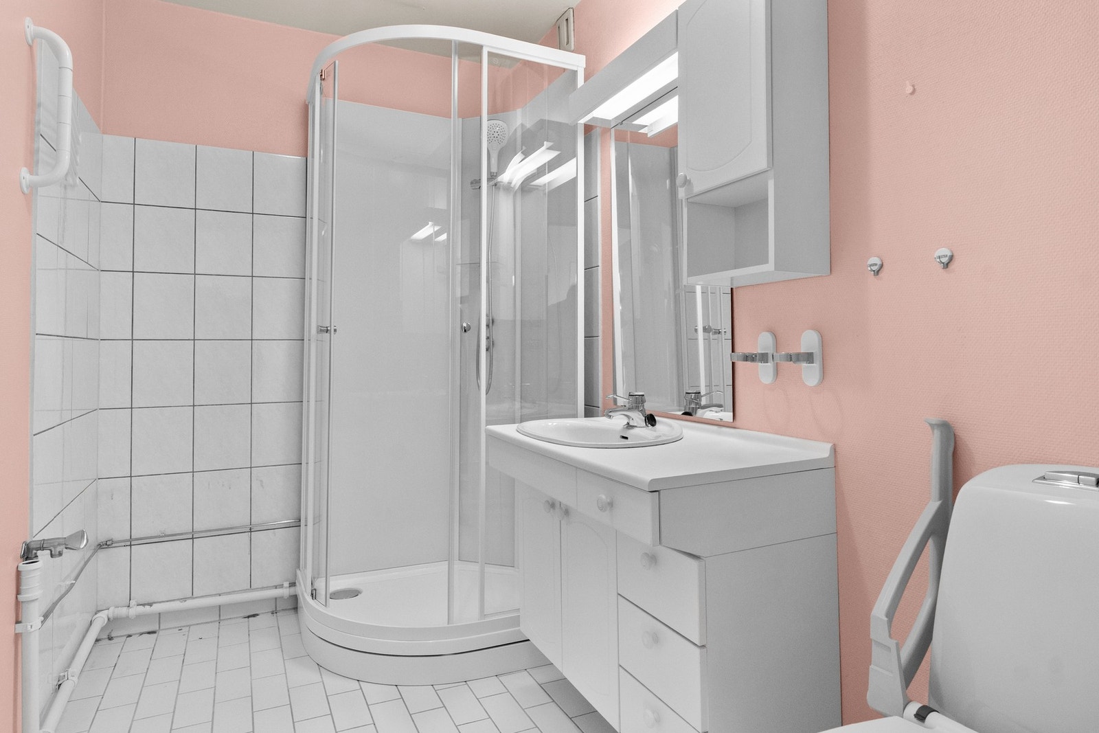 Flislagt baderom med dusjkabinett Galleribilde