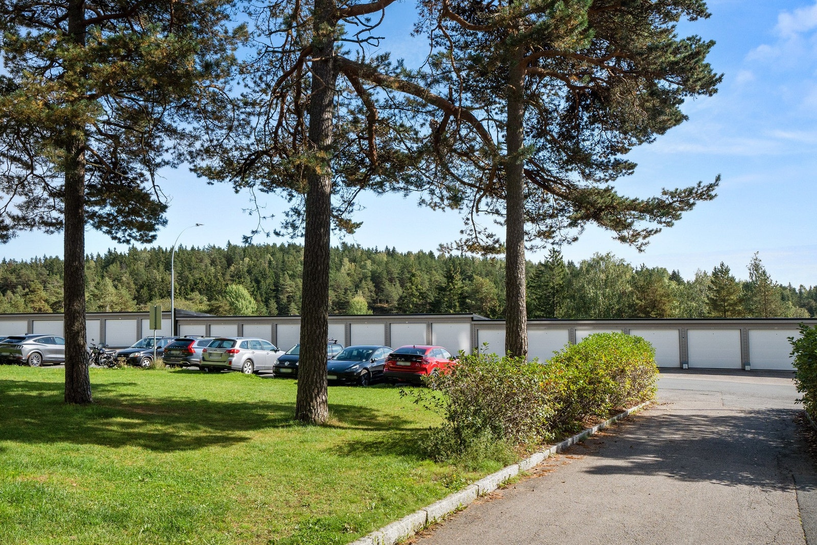 Parkering med oblat utenfor, men det er også mulighet for kjøp av garasjeplass i garasjehus i gåavstand fra leiligheten Galleribilde