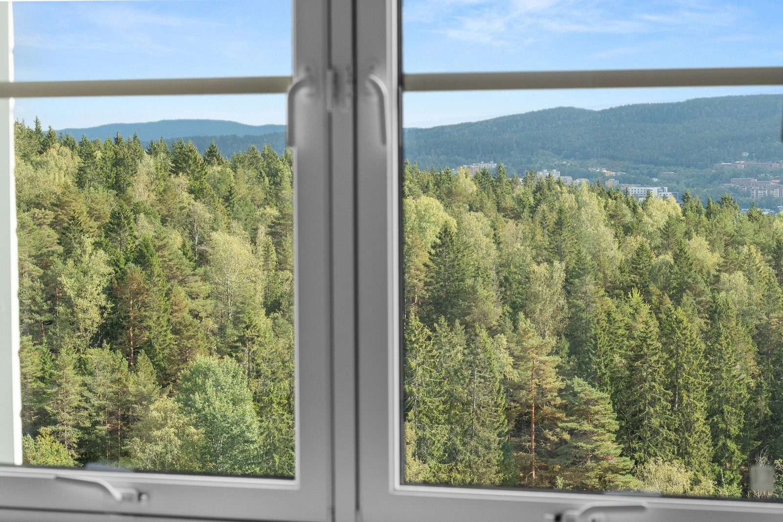 Idyllisk utsikt fra spisebordet - her er det hyggelig å starte dagens første måltid Galleribilde