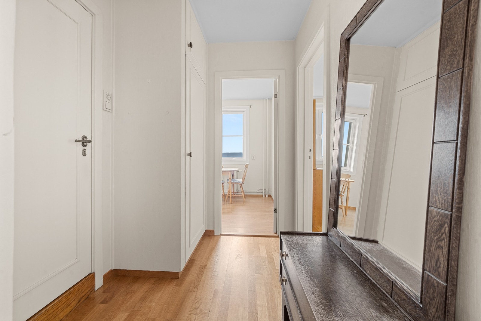 Fra entreen er det praktisk inngang til leilighetens kjøkken Galleribilde