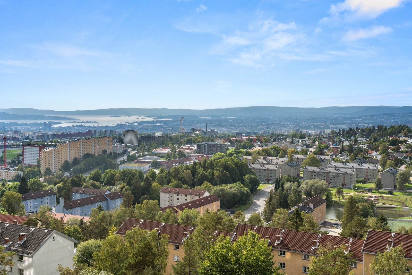 Forøvrig er det utsikt langt utover i Oslofjorden mot Nesodden og videre ut Galleribilde
