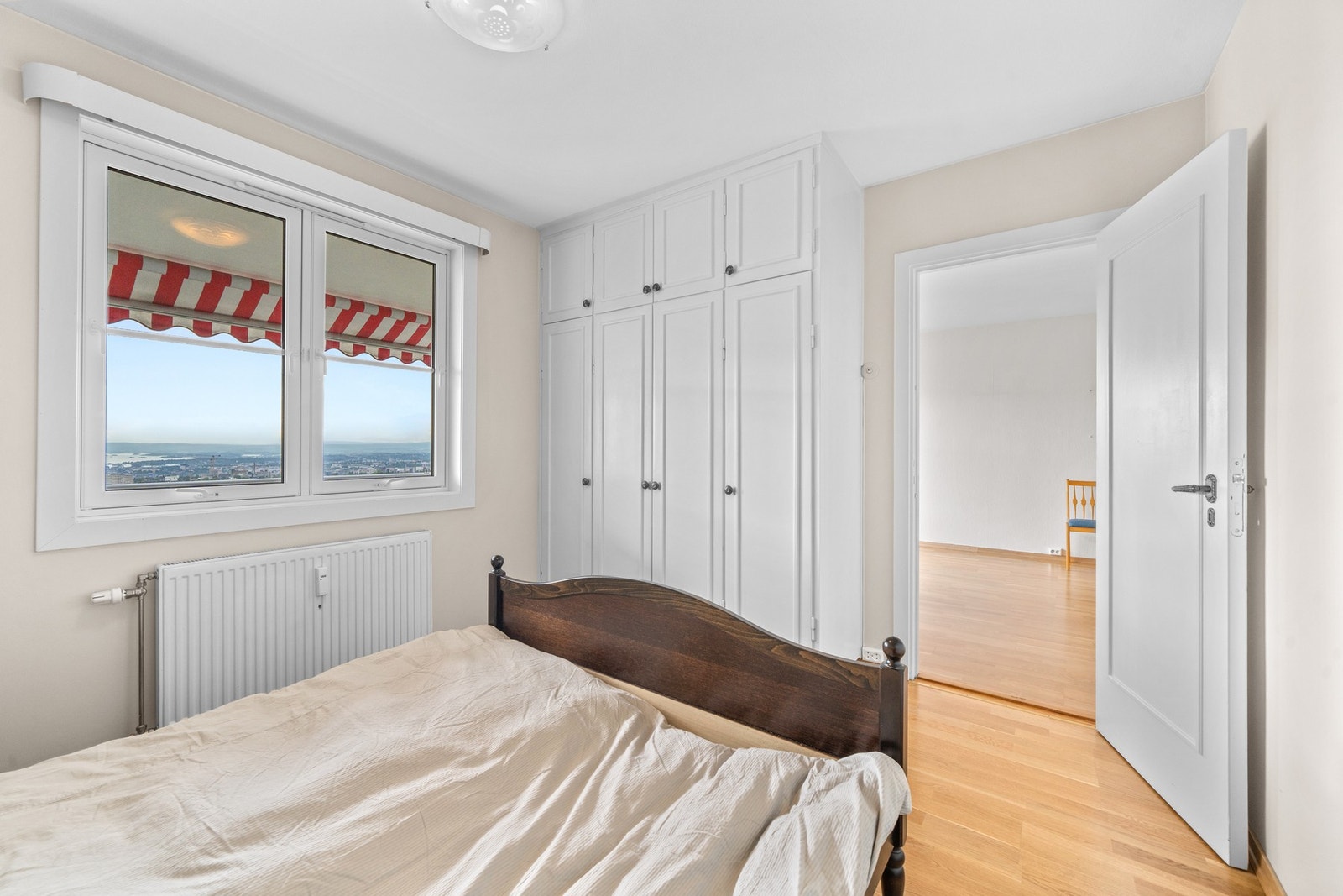 Garderobeskap medfølger Galleribilde