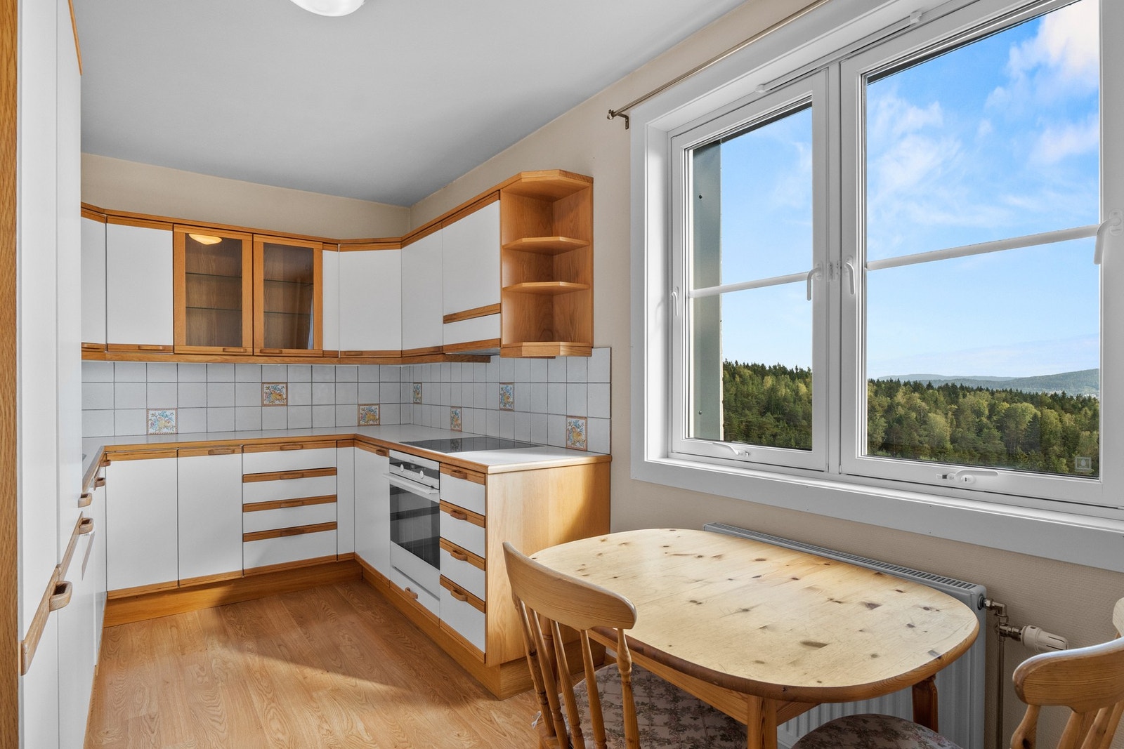 Velholdt kjøkken med spiseplass Galleribilde