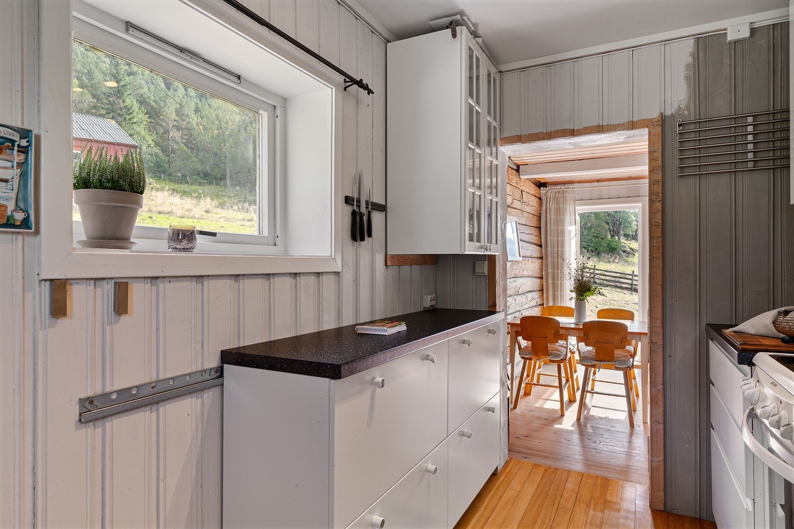 Kjøkkenet ble oppgradert i 2022 og fremstår lyst og funksjonelt. Galleribilde