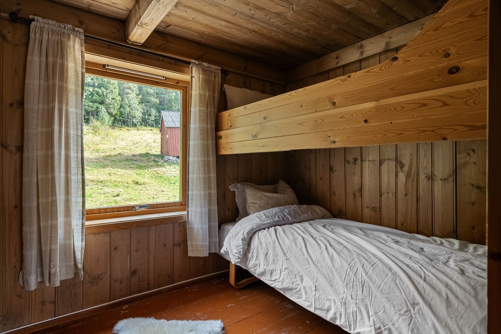 Rommet er innredet med en praktisk køyeseng. Galleribilde