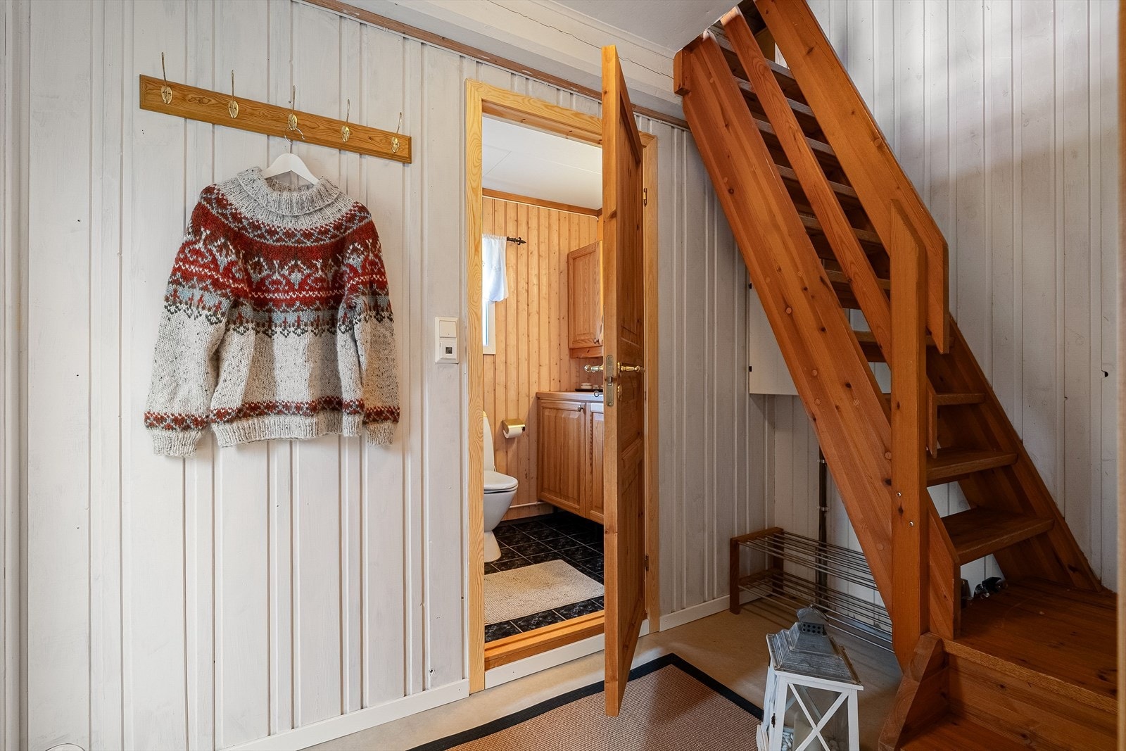 Entréen ønsker velkommen inn i boligen, med plass til å henge fra seg yttertøy. Galleribilde