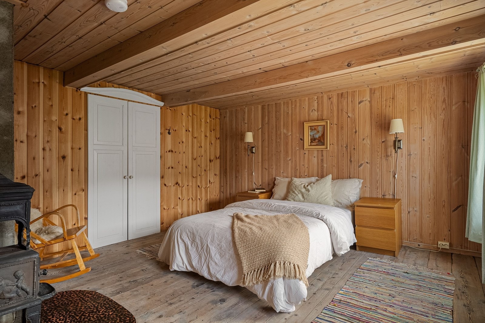 Hovedsoverommet i andre etasje har en koselig atmosfære og plass til seng og garderobe. Galleribilde