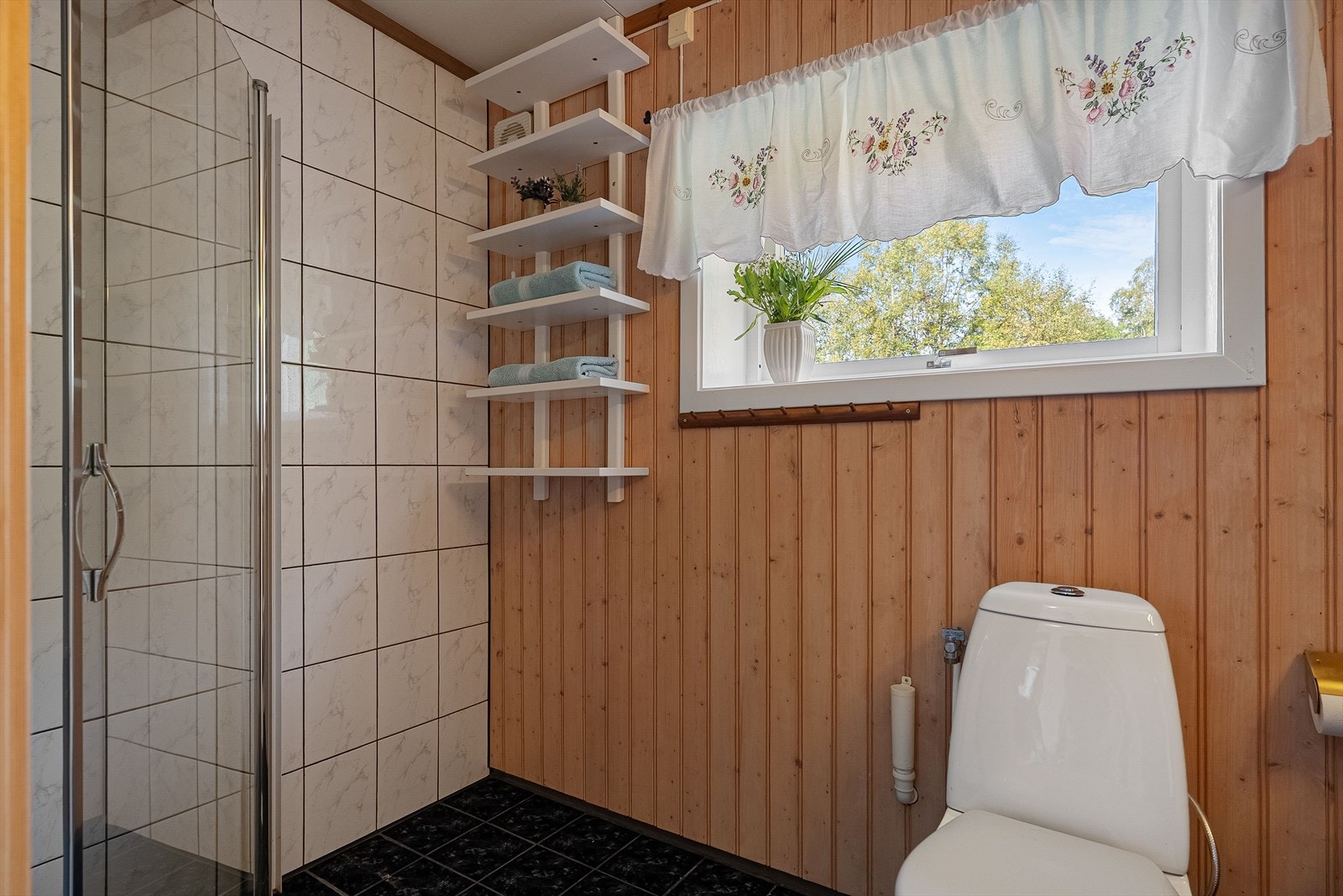 Rommet har vindu som gir naturlig lys og mulighet for utlufting. Galleribilde