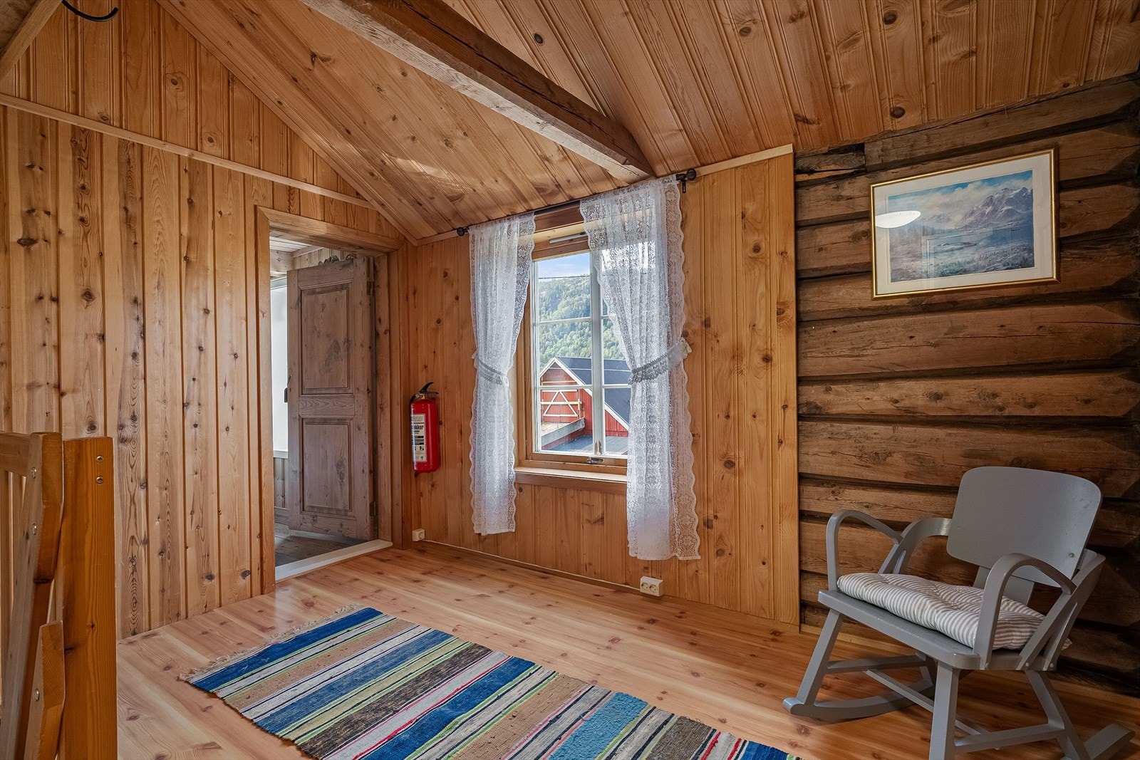 Overflater og innredning gir boligen en trivelig ramme for både hverdag og helg. Galleribilde