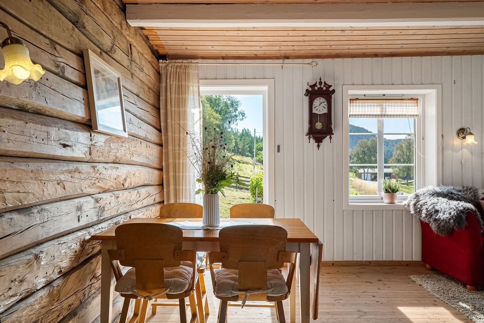 Fra stuen er det direkte utgang til terrasse, noe som gir en god flyt mellom inne- og uteområdene. Galleribilde