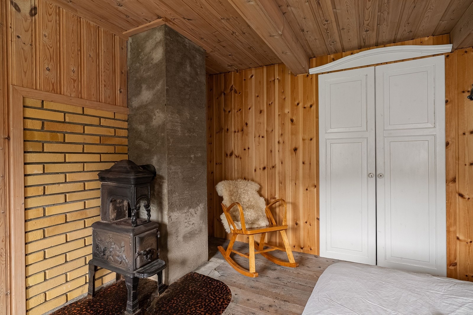 Rommet er romslig og er innredet med en gammel vedovn i støpejern. Galleribilde