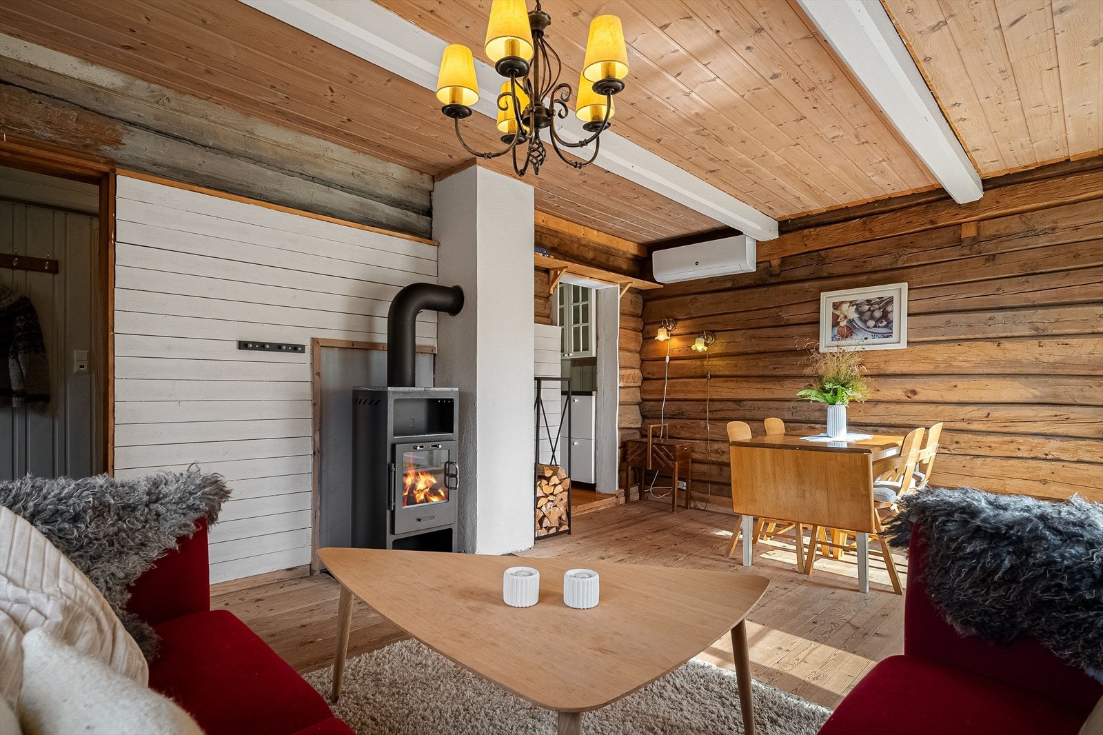 Inngangspartiet leder inn til stuen og kjøkkenet, og danner et naturlig knutepunkt i boligen. Galleribilde