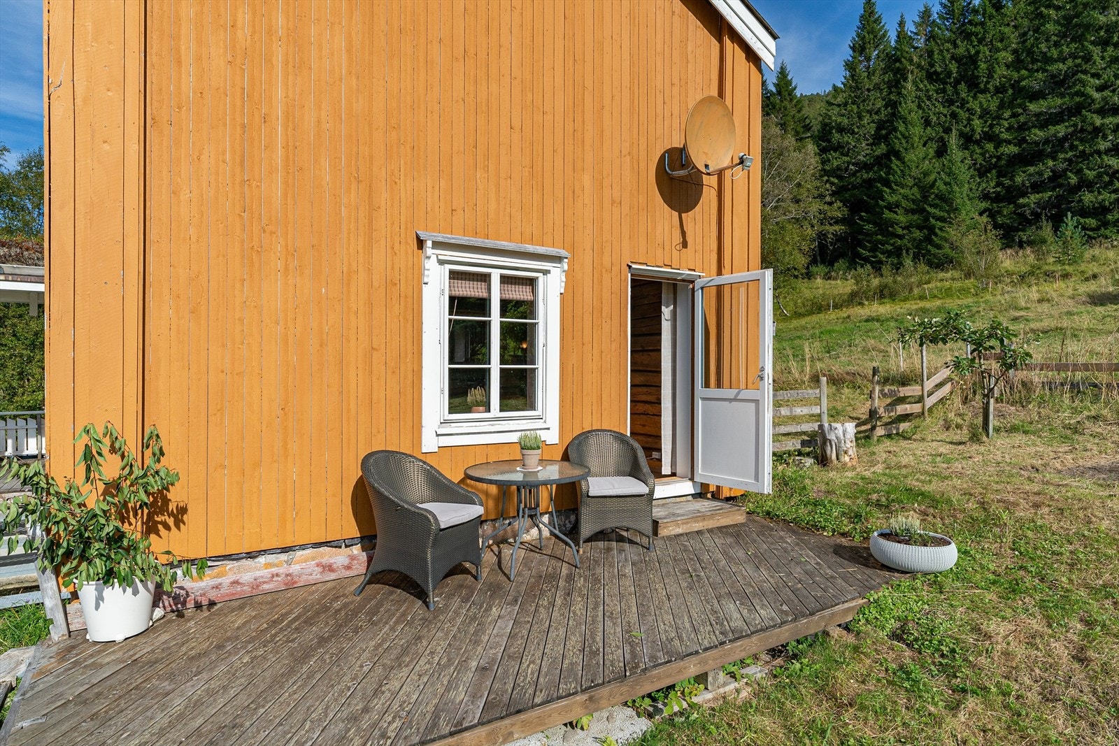 En terrasse med utsikt mot de flotte omgivelsene gir mulighet til å nyte måltider og kaffekoppen under åpen himmel. Galleribilde