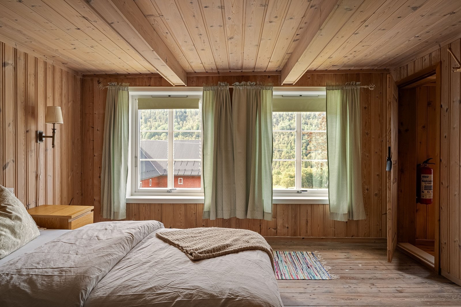 Hovedsoverommet har godt lysinnslipp og gir flott utsikt mot nærområdet. Galleribilde