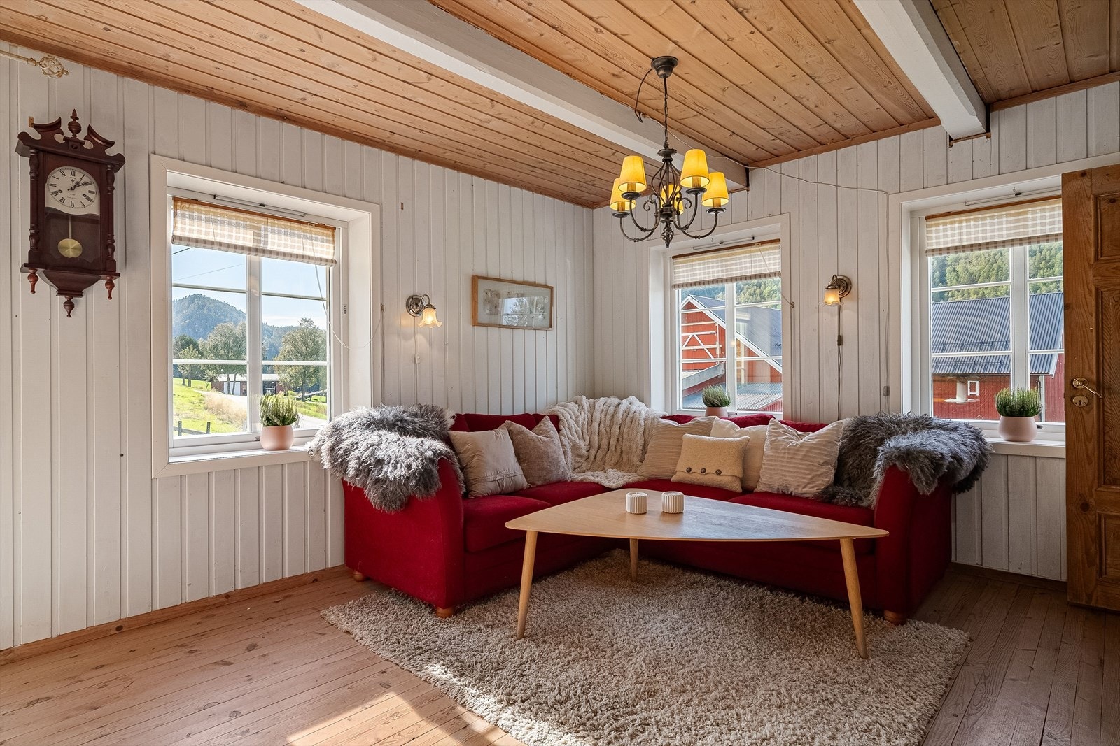 Vinduer på flere sider av rommet bidrar til godt gjennomlys og hyggelig utsikt. Galleribilde