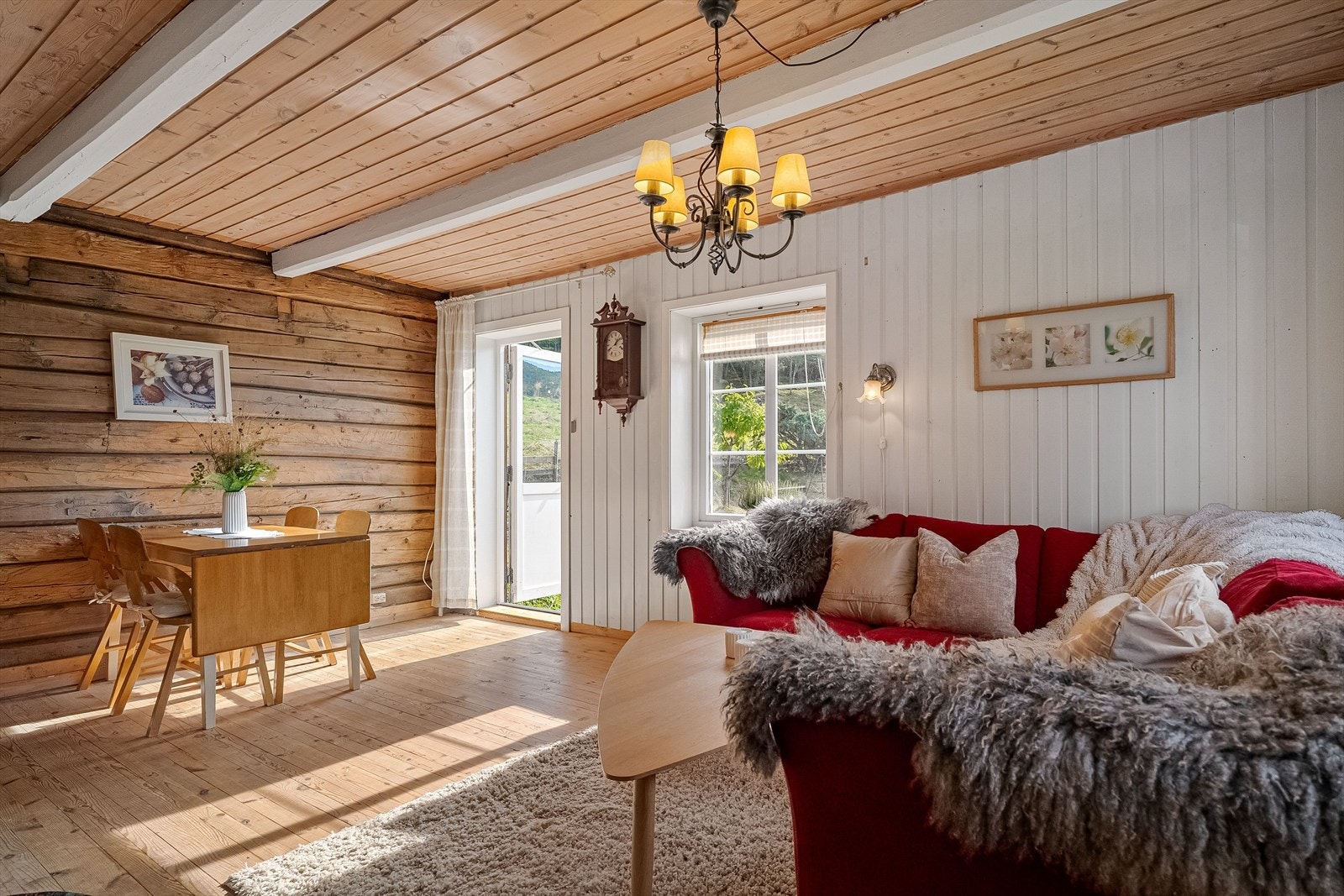 Rommet innredes enkelt med både sofagruppe og spisebord. Galleribilde