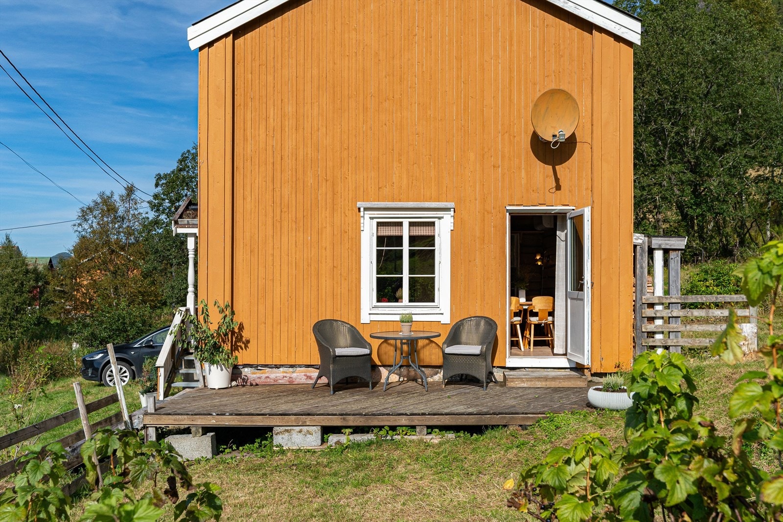 Fra terrassen kan man bevege seg mot hagen, og følge solen i løpet av dagen. Galleribilde